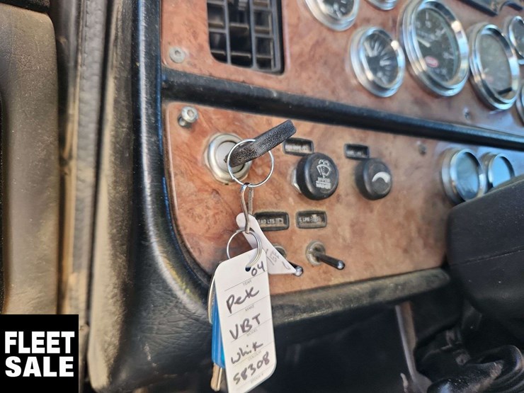 2005-peterbilt-385-image-17