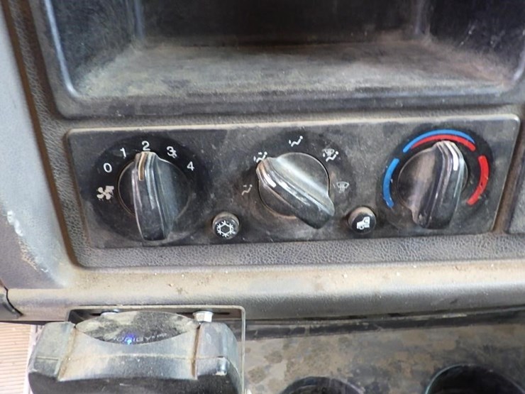 2010-peterbilt-337-image-39