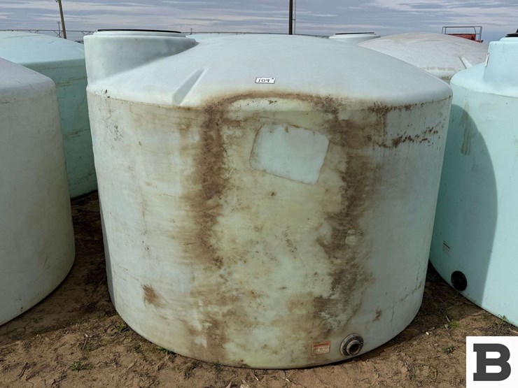 1550-gallon-round-poly-fertilizer-tank-image-1