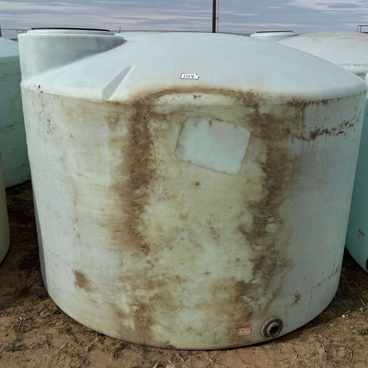 1550 Gallon Round Poly Fertilizer Tank