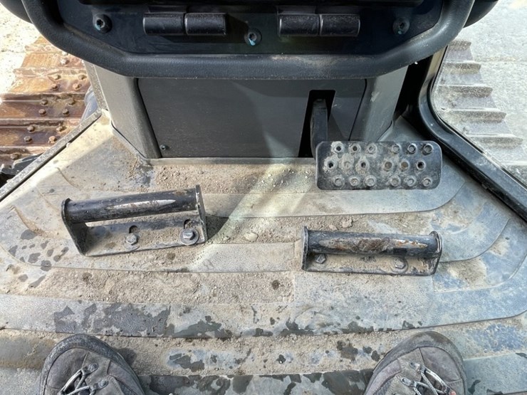 2021-caterpillar-d2-image-33