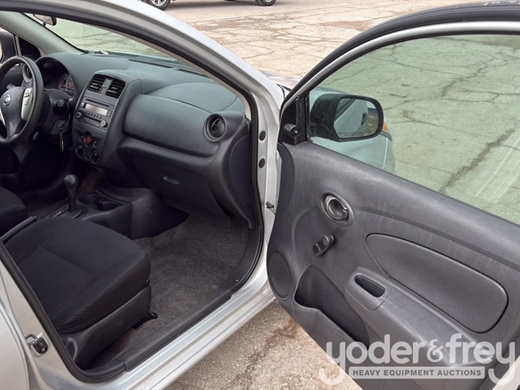 2015-nissan-versa-image-26