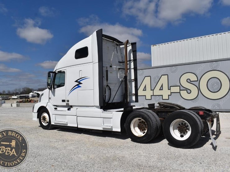 2015-volvo-vnl64t670-image-3