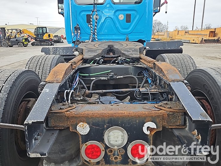 2016-freightliner-cascadia-113-image-22