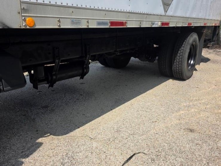 2004-freightliner-m2-106-image-2