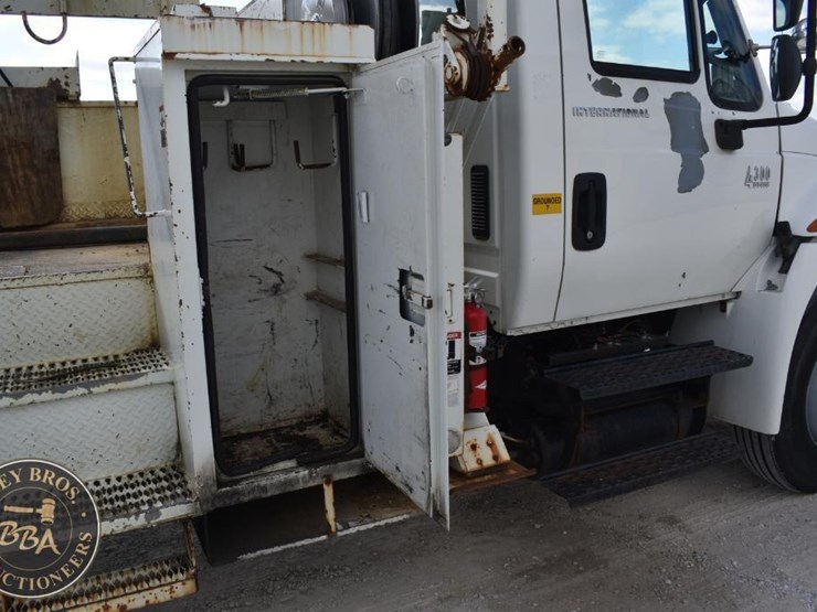 2005-international-durastar-4300-image-13