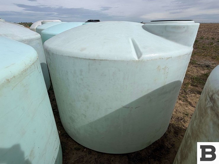 1550-gallon-round-poly-fertilizer-tank-image-5