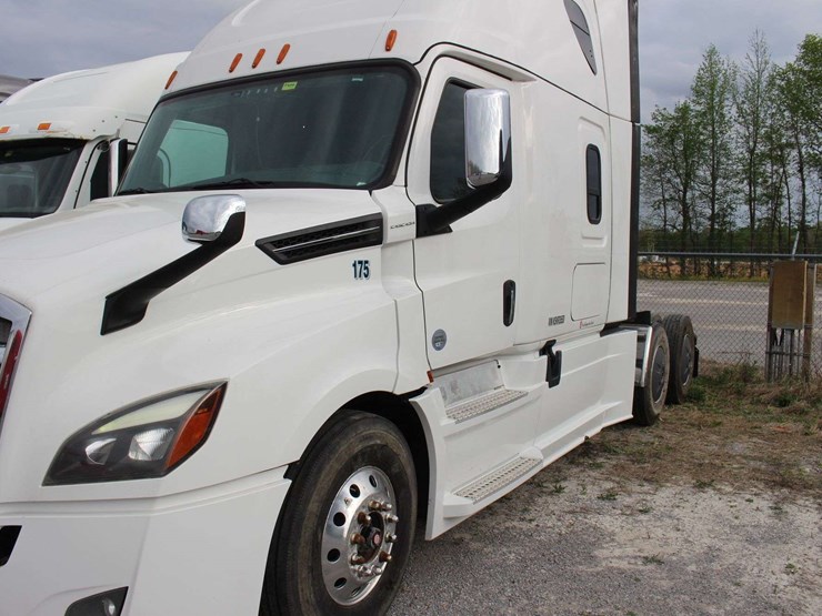 2019-freightliner-cascadia-126-image-1