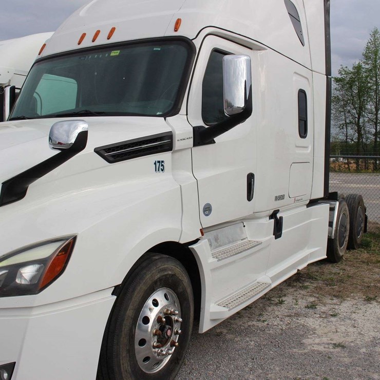 2019 FREIGHTLINER CASCADIA 126