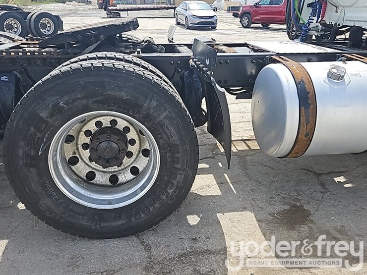 2017-freightliner-cascadia-113-image-17