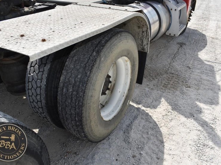 2005-peterbilt-385-image-28