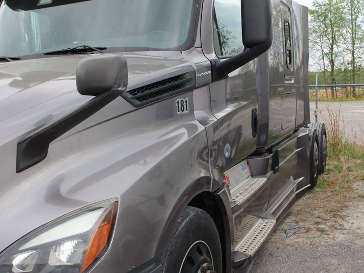 2020-freightliner-cascadia-126-image-3