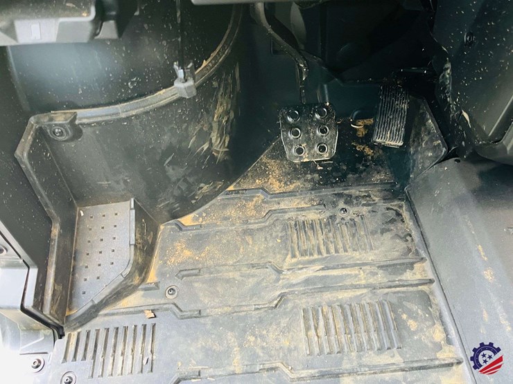 2026-can-am-defender-limited-hd11-triple-image-65