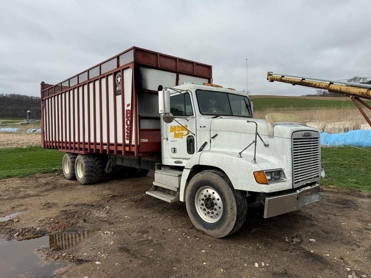 1999-freightliner-fld112-image-1