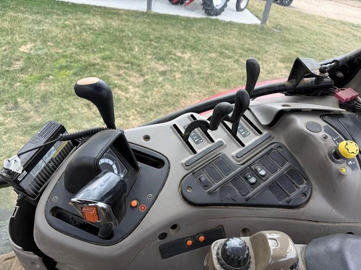 2014-case-ih-mx140-mfwd-tractor-image-23