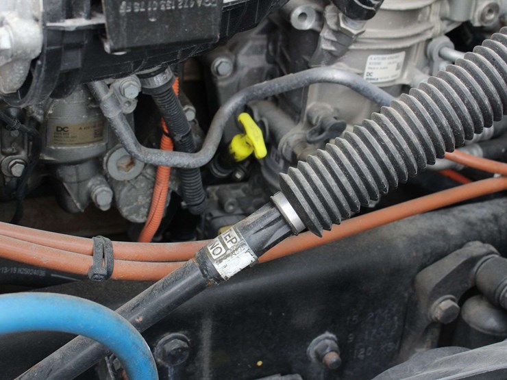 2020-freightliner-cascadia-126-image-10