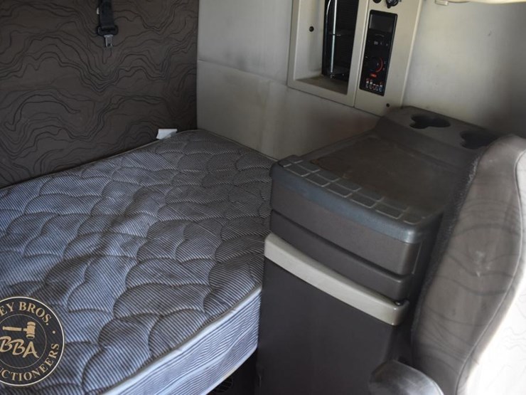 2015-volvo-vnl64t670-image-41