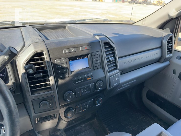 2021-ford-f350-xl-image-10