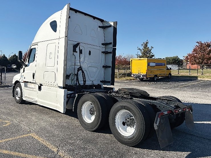 2021-freightliner-cascadia-126-image-2