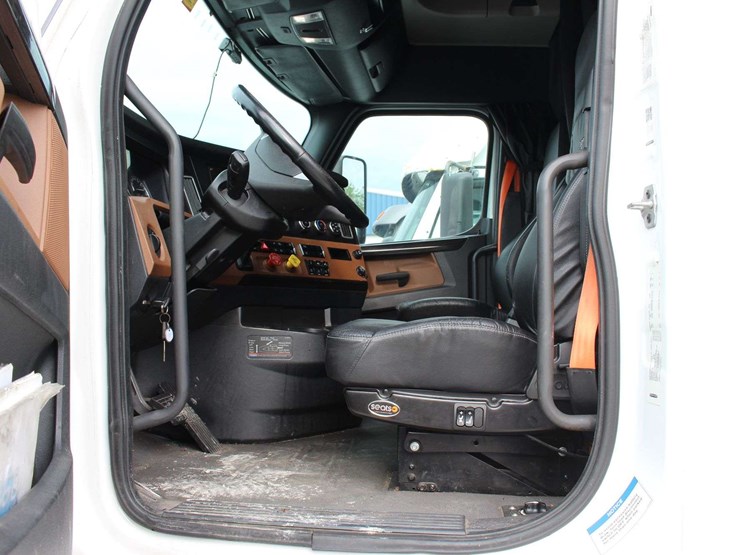 2019-freightliner-cascadia-126-image-34
