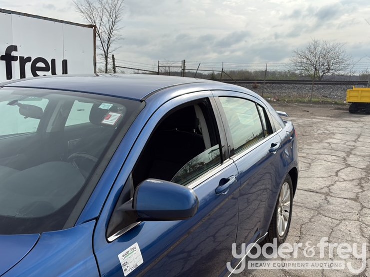 2010-chrysler-sebring-image-9