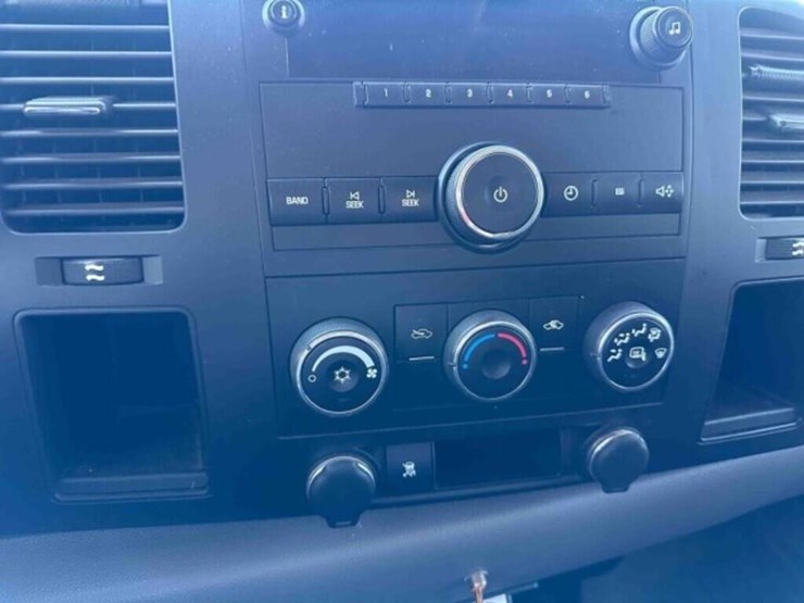 2011-chevrolet-2500-image-30