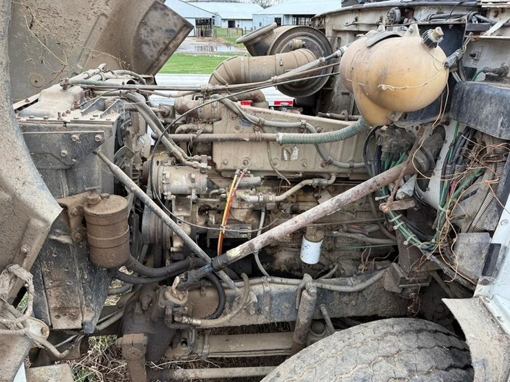 1988-white-gmc-volvo-manure-truck-image-17