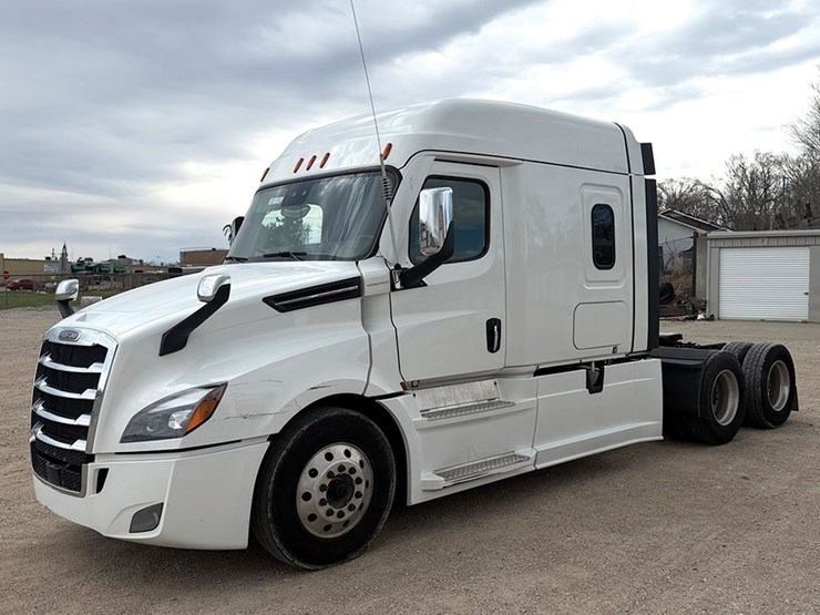 2021-freightliner-cascadia-126-image-1