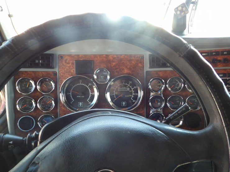 2005-kenworth-w900l-image-25