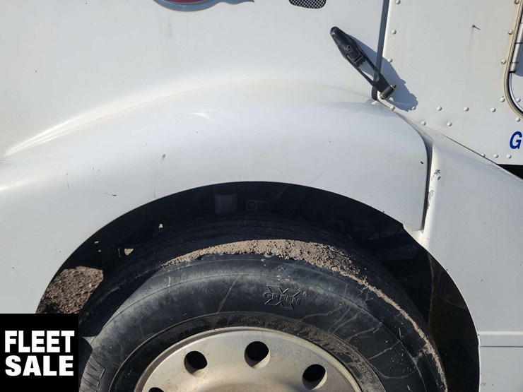 2005-peterbilt-385-image-45