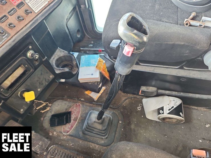 2005-peterbilt-385-image-16