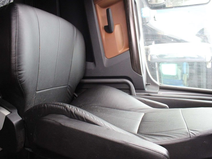 2020-freightliner-cascadia-126-image-35