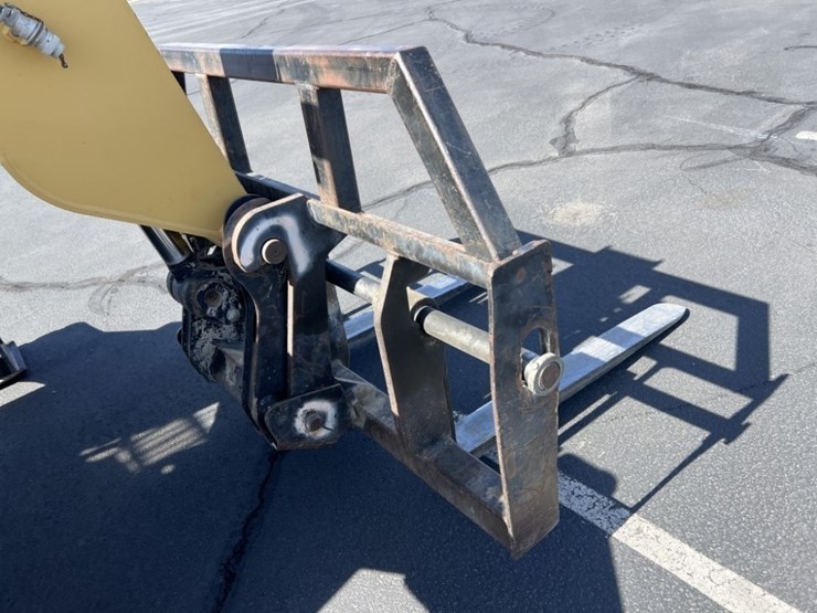 2013-caterpillar-th560b-image-11