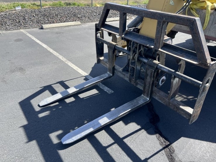 2013-caterpillar-th560b-image-9