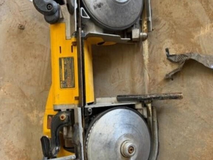 dewalt-heavy-duty-variable-speed-band-saw-image-4