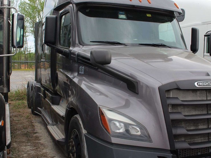 2020-freightliner-cascadia-126-image-44