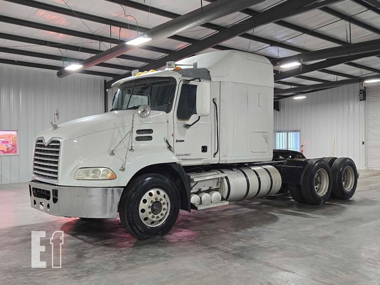 2010-mack-pinnacle-cxu613-image-1
