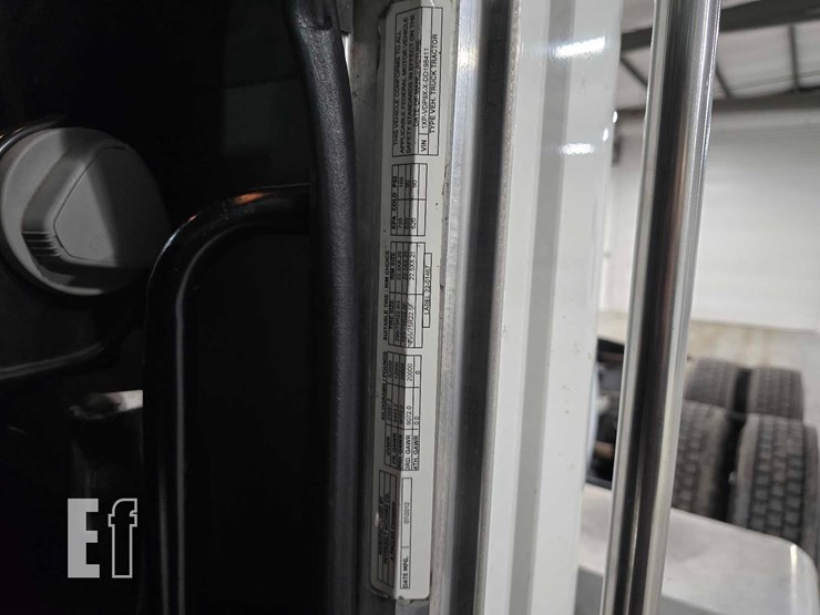 2013-peterbilt-384-image-27