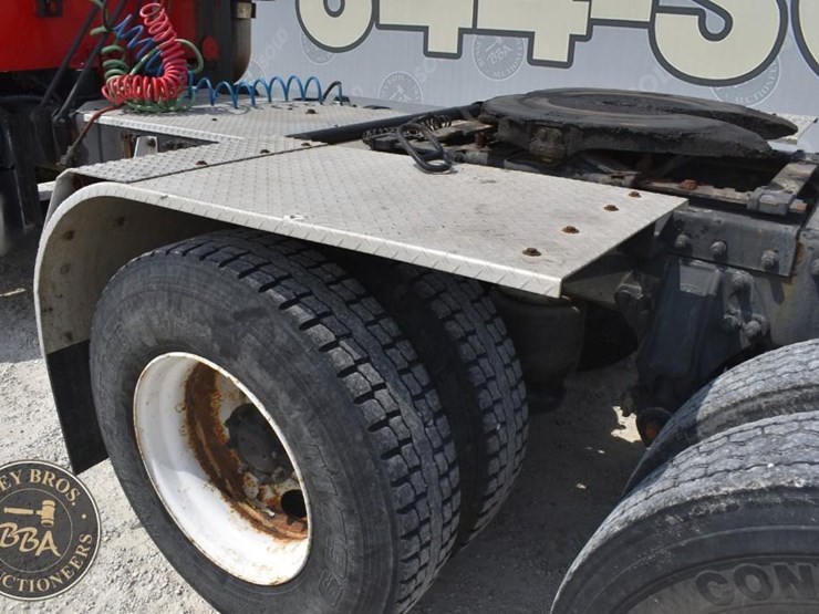 2005-peterbilt-385-image-22