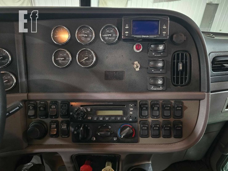 2013-peterbilt-384-image-14