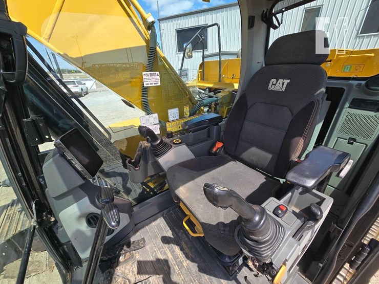 2019-caterpillar-320-image-14