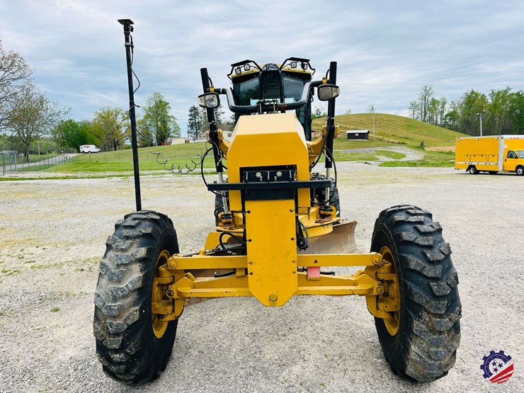 2010-caterpillar-120m-image-12