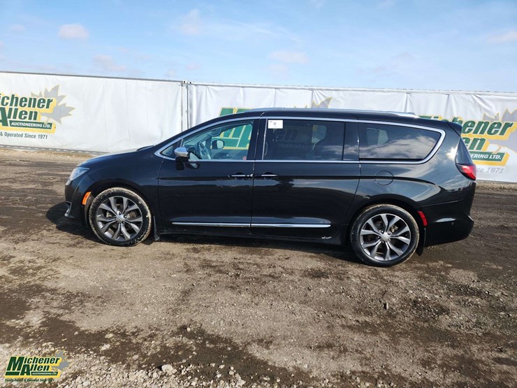 2017-chrysler-pacifica-image-23