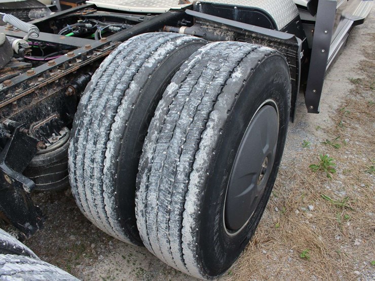 2020-freightliner-cascadia-126-image-26