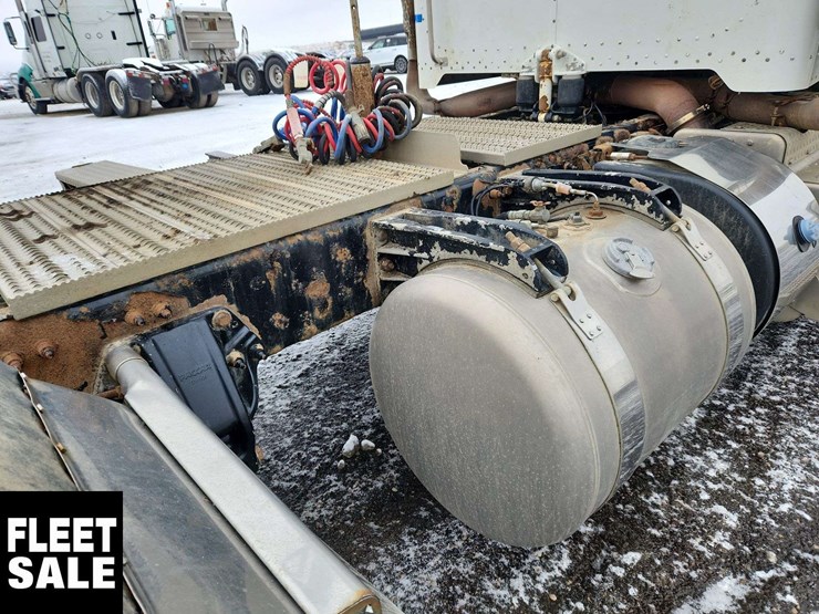 2015-peterbilt-367-image-36