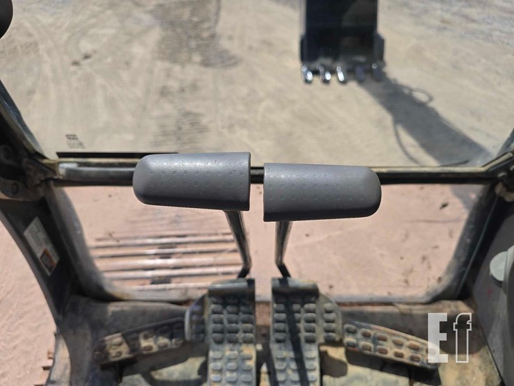 2018-deere-250g-lc-image-15