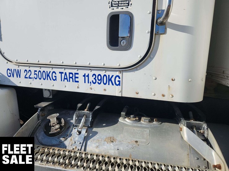 2005-peterbilt-385-image-42