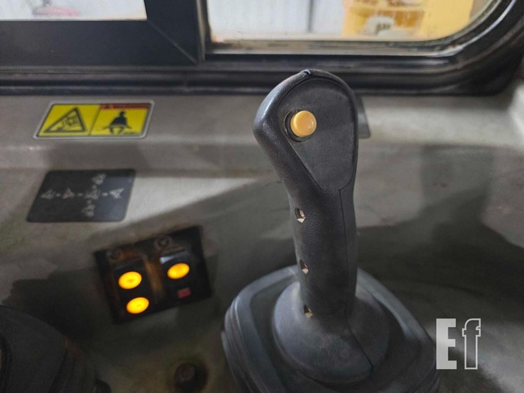 2011-caterpillar-d6t-xw-image-17