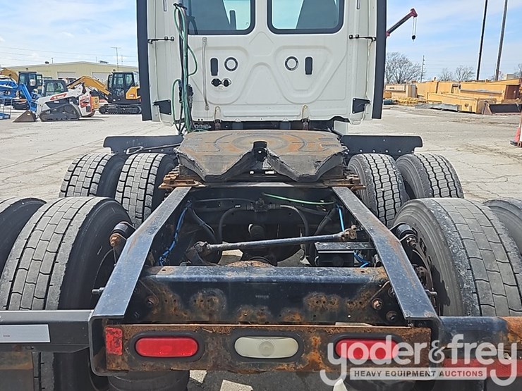 2019-freightliner-cascadia-125-image-16