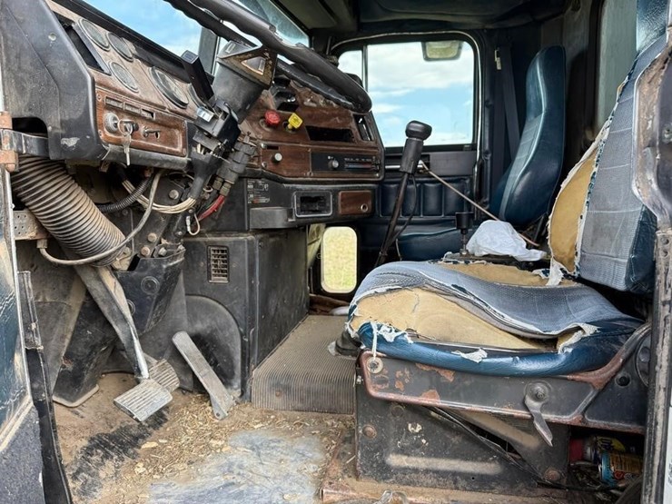 1990-freightliner-fld112-straight-truck-image-11